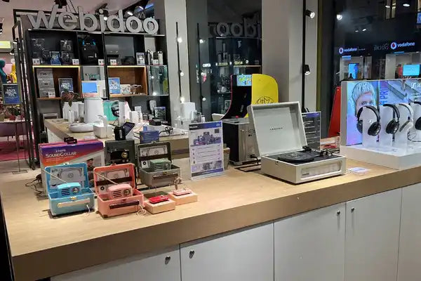 Electronics display counter.